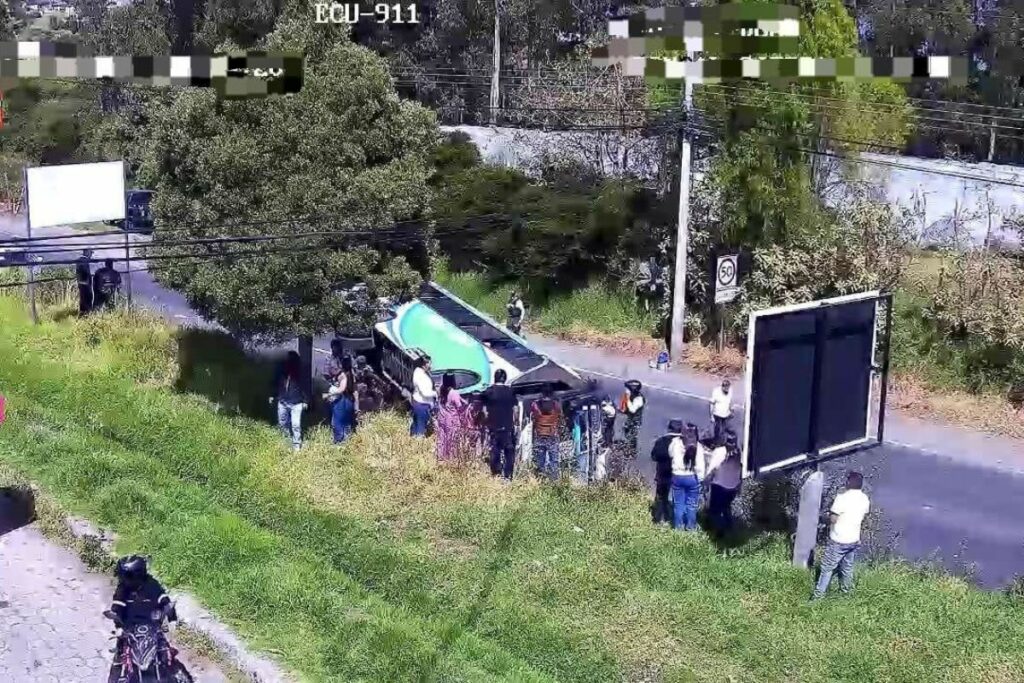 Un bus de transporte público se volcó en El Quinche