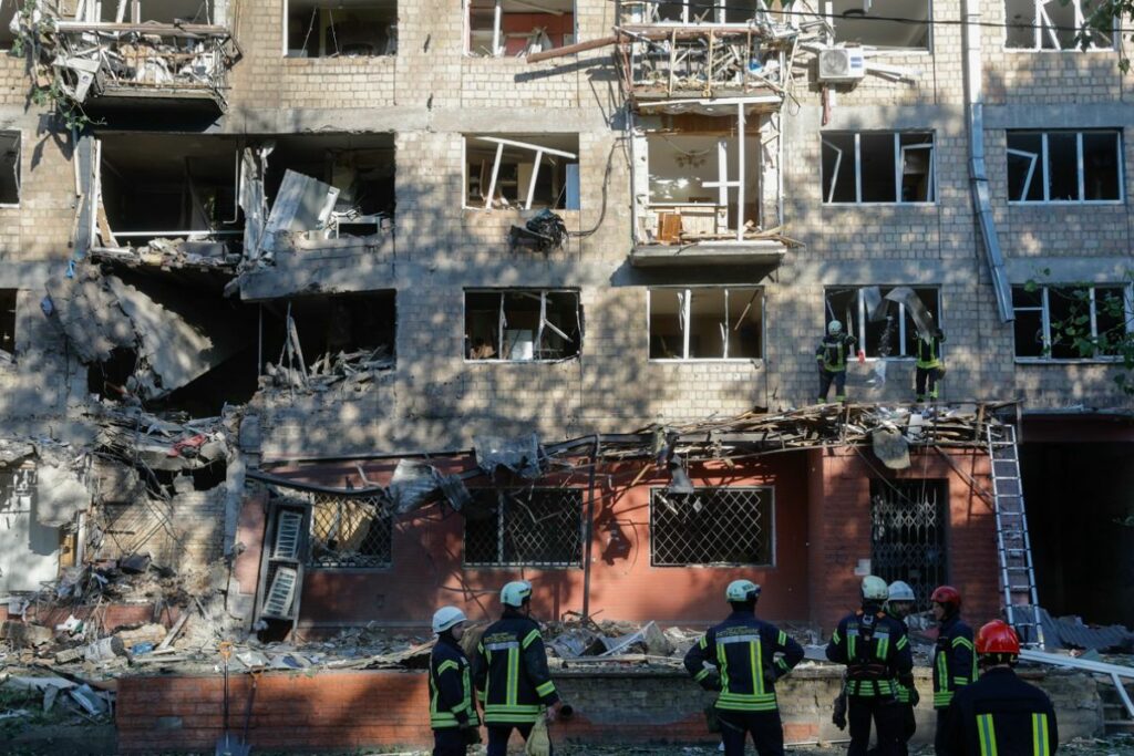 escatistas ucranianos trabajan en el lugar del ataque con drones contra un edificio residencial de cinco plantas en Kyiv, Ucrania, este viernes, en medio de la invasión rusa.