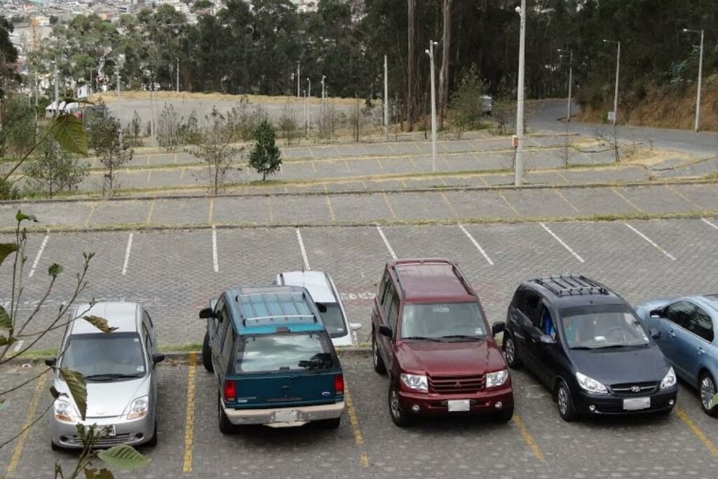 Referencial: La camioneta fue robada de los parqueaderos del Teleférico, en Quito