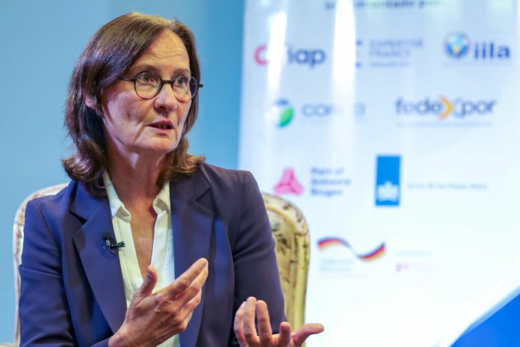 La directora de Desarrollo Humano, Migración, Gobernanza y Paz de la Comisión Europea, Erica Gerretsen, habló sobre el reclutamiento de niños.