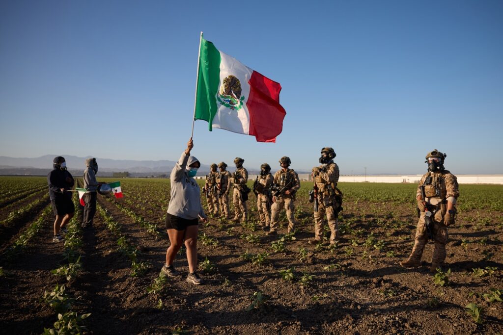 Funcionarios federales de inmigración que realizaban redadas en dos granjas de cannabis del sur de California se enfrentaron con manifestantes en Camarillo, California.