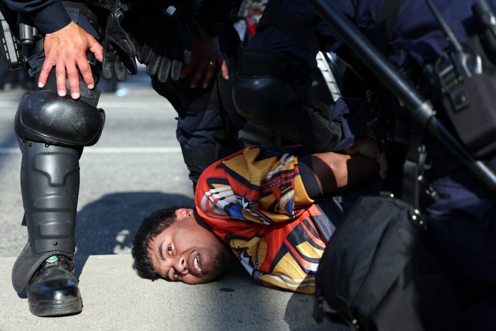 Un manifestante es arrestado durante las protestas provocadas por las redadas de inmigración en Los Ángeles, California.