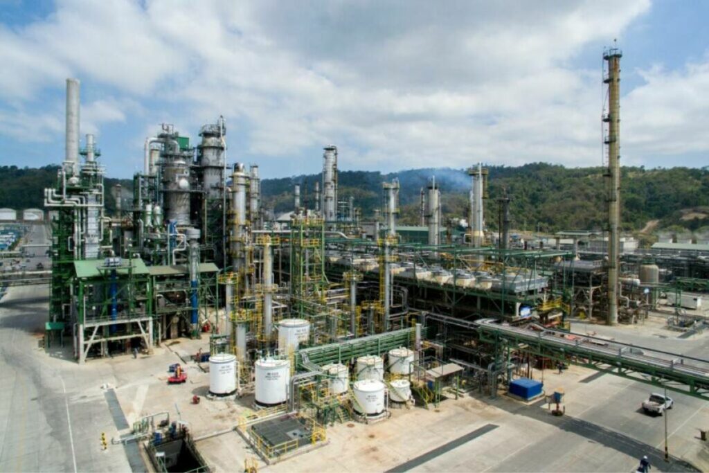 La Refinería Esmeraldas cuenta con dos unidades con una capacidad de 55 000 barriles diarios cada una. Este centro de refinamiento está paralizado más de un mes.