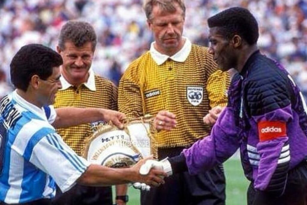 Diego Maradona (i) y Peter Rufai en el Mundial Estados Unidos 1994.