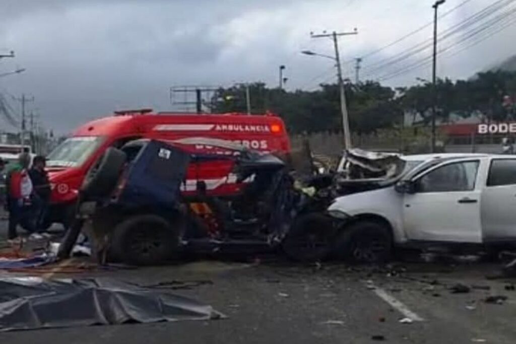 Nueve miembros de una familia, incluidos niños, murieron en un choque frontal en la vía Manta–Montecristi.
