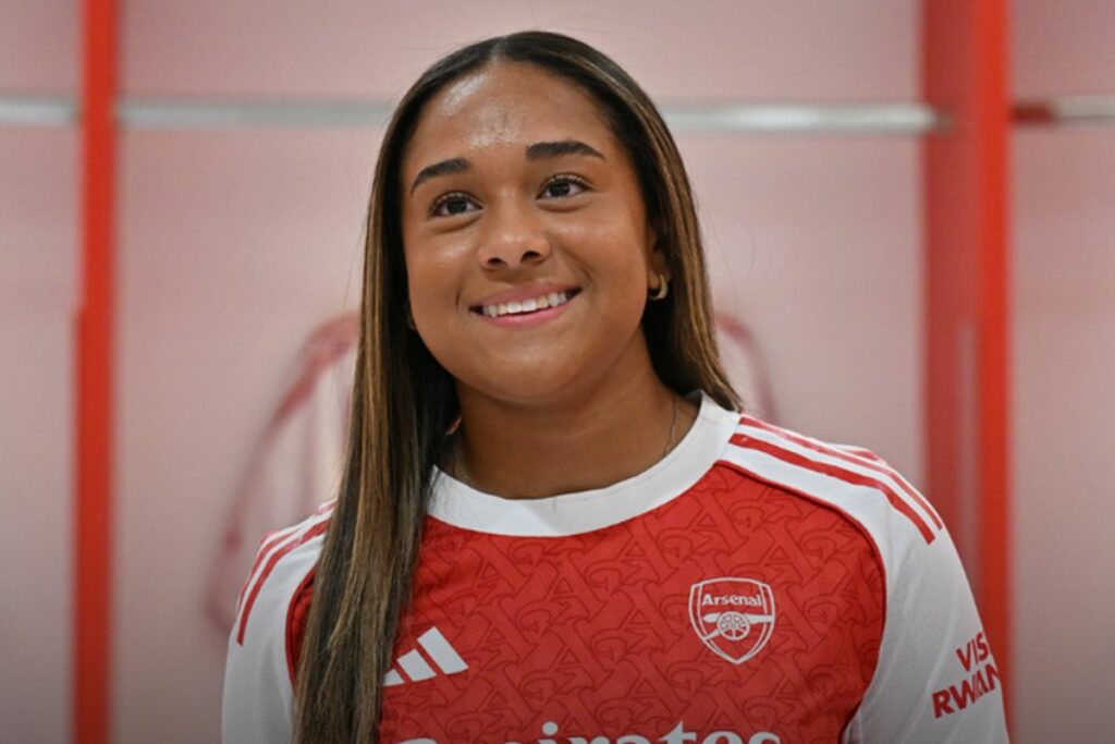 Olivia Smith durante su presentación como jugadora del Arsenal de Inglaterra.