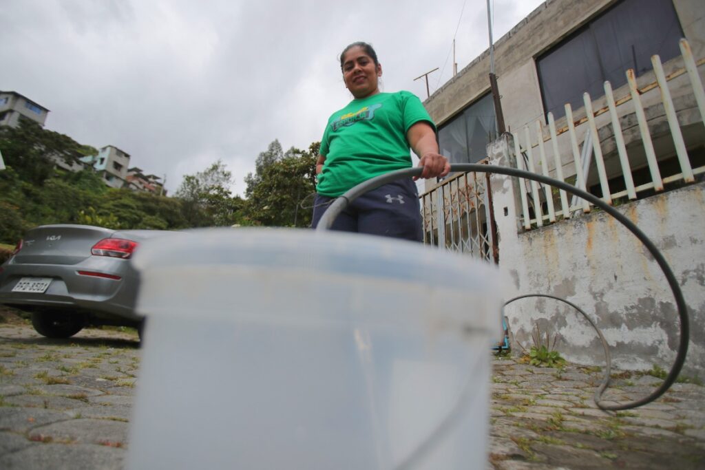 Los barrios del sur de Quito se organizan para abastecerse de agua.