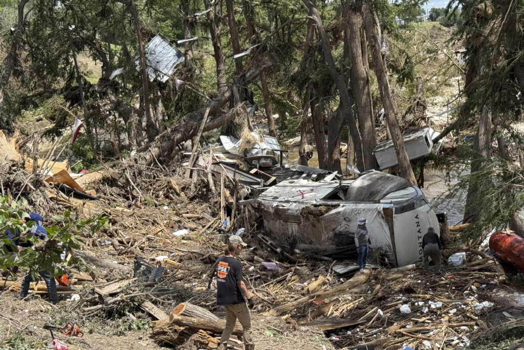 Personas recogen escombros en las zonas afectadas por las recientes inundaciones este miércoles, en Kerrville (EE.UU.).