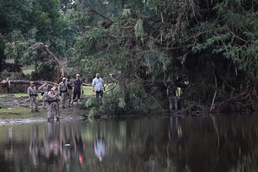 Los socorristas buscan escombros recogidos alrededor de un árbol en Camp Mystic, en Hunt, Texas, EE. UU., el 6 de julio de 2025.