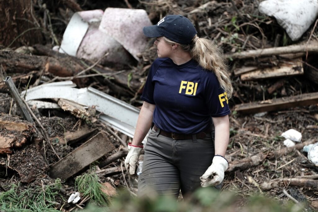 Los agentes de campo del FBI ayudan a los socorristas a buscar en un área donde un K9 de búsqueda y rescate llegó a un lugar a lo largo del río Guadalupe.