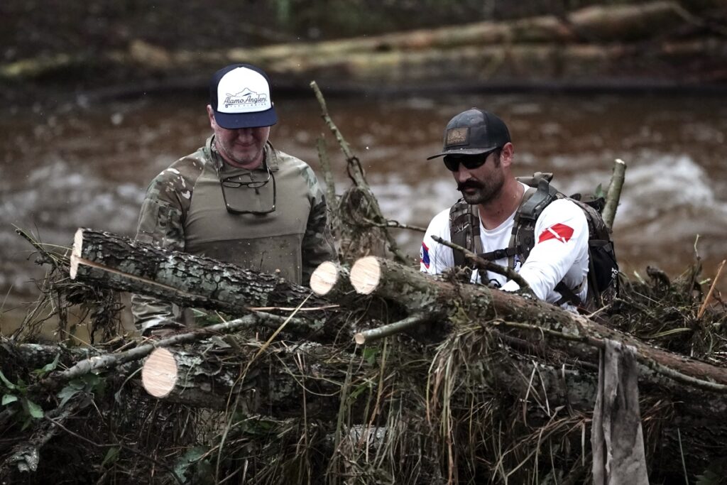 Los socorristas buscan grupos de vegetación cerca de Camp Mystic, en Hunt, Texas, EE. UU., el 6 de julio de 2025.