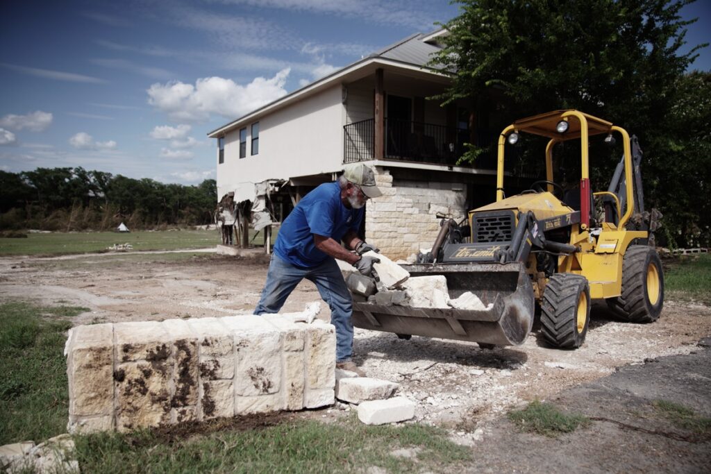 El voluntario Pete Clanton ayuda a limpiar las propiedades dañadas de las personas afectadas por las inundaciones de Texas en el condado de Kerr, Kerrville, Texas.