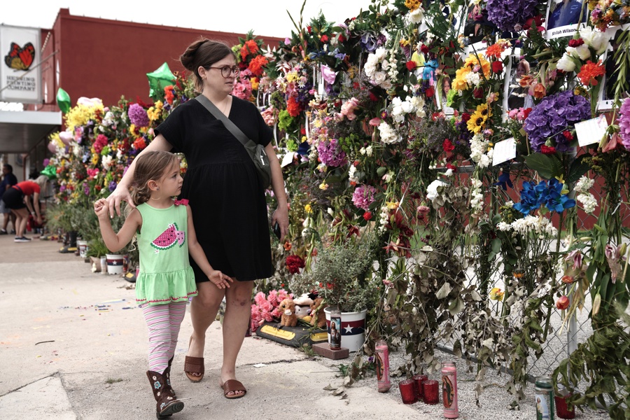 Hattie Bertone y su hija Dottie observan la valla conmemorativa Muro de la Esperanza en Kerrville, Texas, EE. UU.