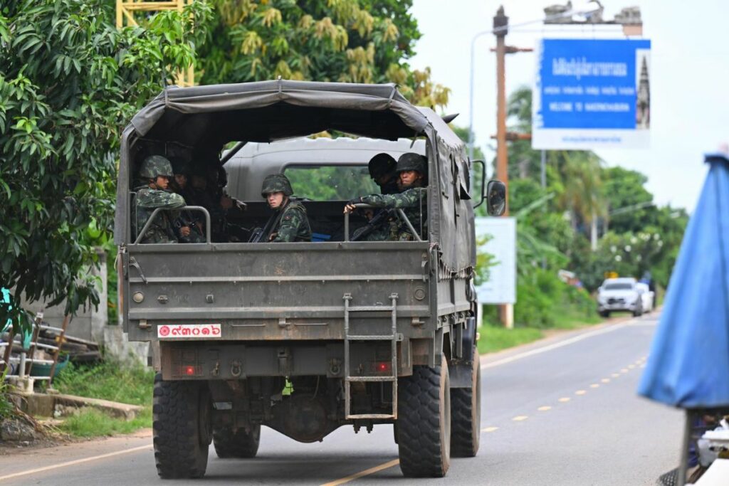 Un camión del ejército transporta tropas en medio de enfrentamientos entre soldados tailandeses y camboyanos.