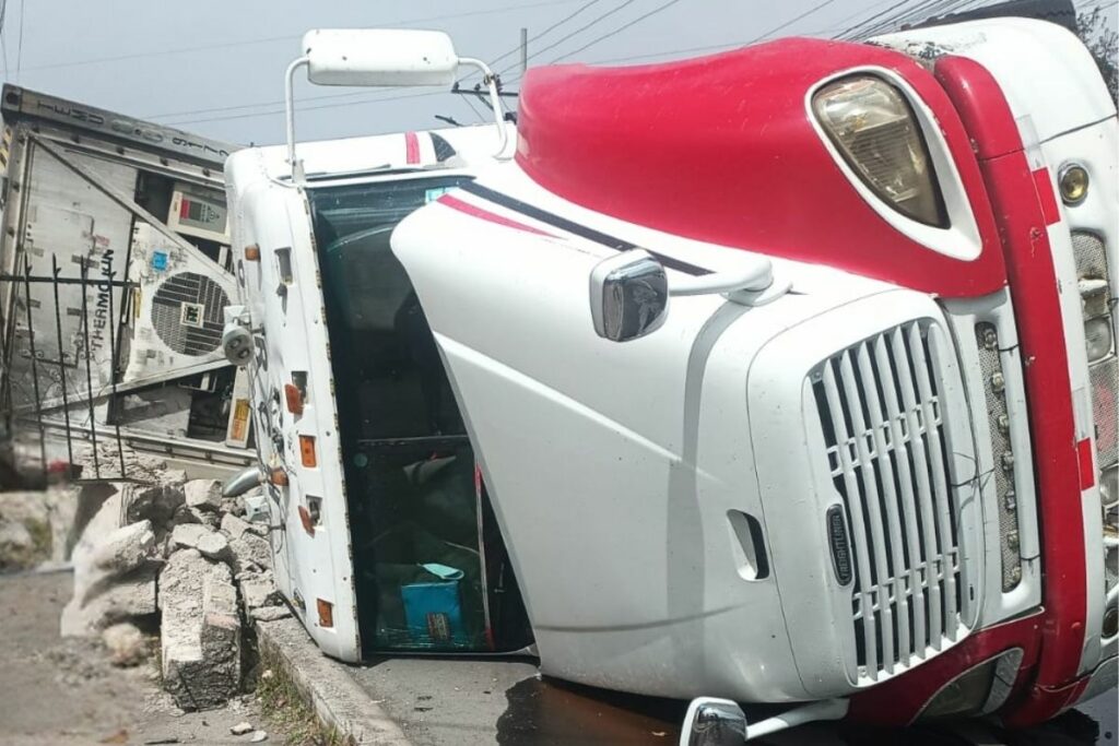 El tráiler se volcó a su derecha. Retirarlo llevó varias horas