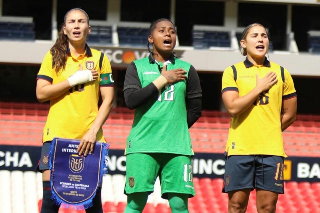 Ligia Moreira (i), Andrea Morán y Manoly Baquerizo en la previa del amistoso ante Guatemala jugado en el Estadio Rodrigo Paz.