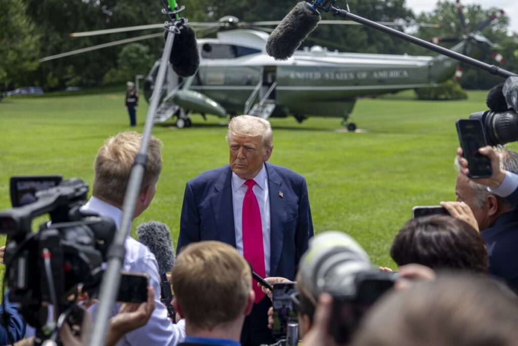 Donald Trump, presidente de Estados Unidos, responde a preguntas de medios de comunicación.