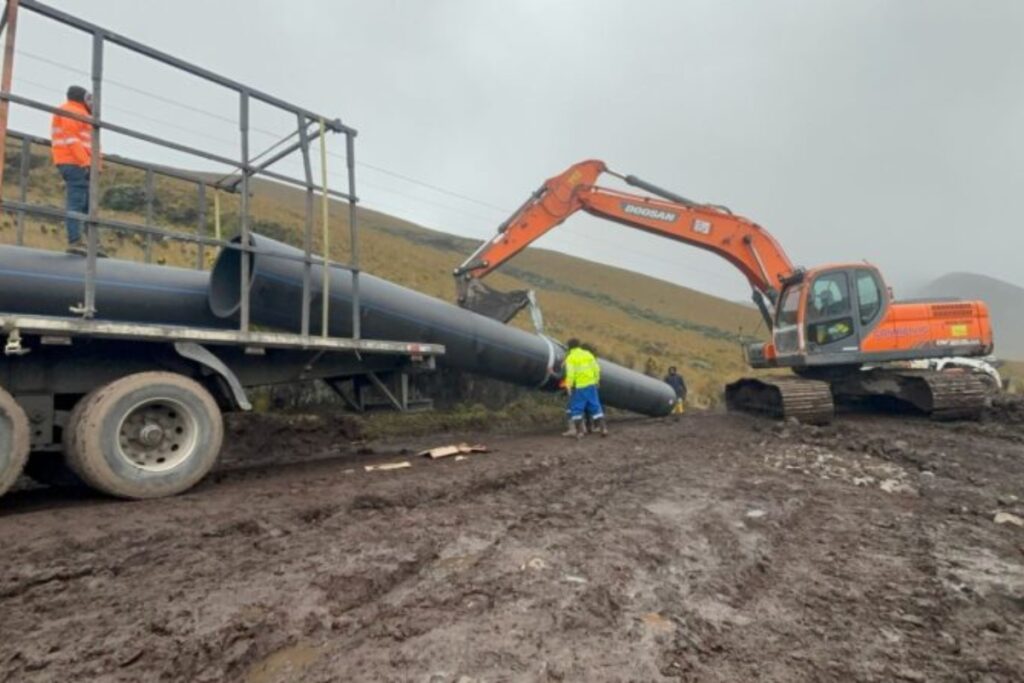 Los tubos para el reestablecimiento del sistema de agua en Quito llegaron a La Mica, este jueves.
