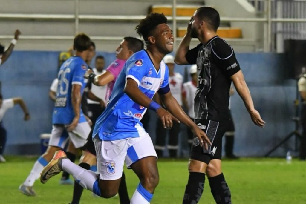 Daniel Valencia celebra uno de los goles marcados con Manta en la Liga Pro 2025.