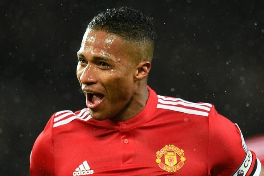 Antonio Valencia en un partido de las leyendas del Manchester United.