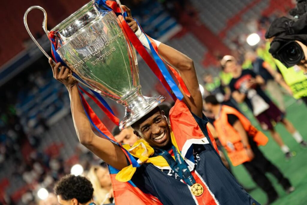 Willian Pacho con el trofeo de la Champions League ganado con el PSG.