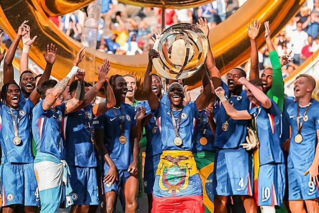 Moisés Caicedo (c) levanta el título del Mundial de Clubes ganado con el Chelsea.