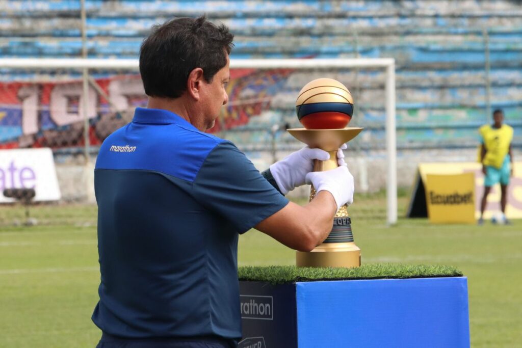 Trofeo de la Copa Ecuador en el Estadio Folke Anderson de Esmeraldas.