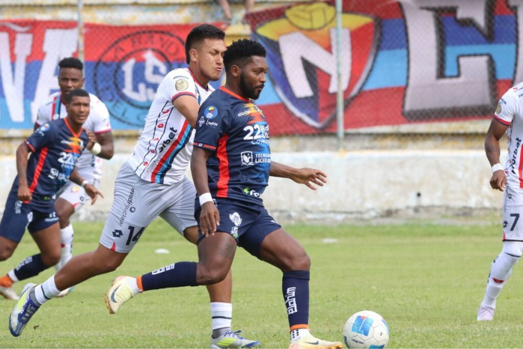 Jonathan González (c) enfrentando a El Nacional en la Copa Ecuador 2025.