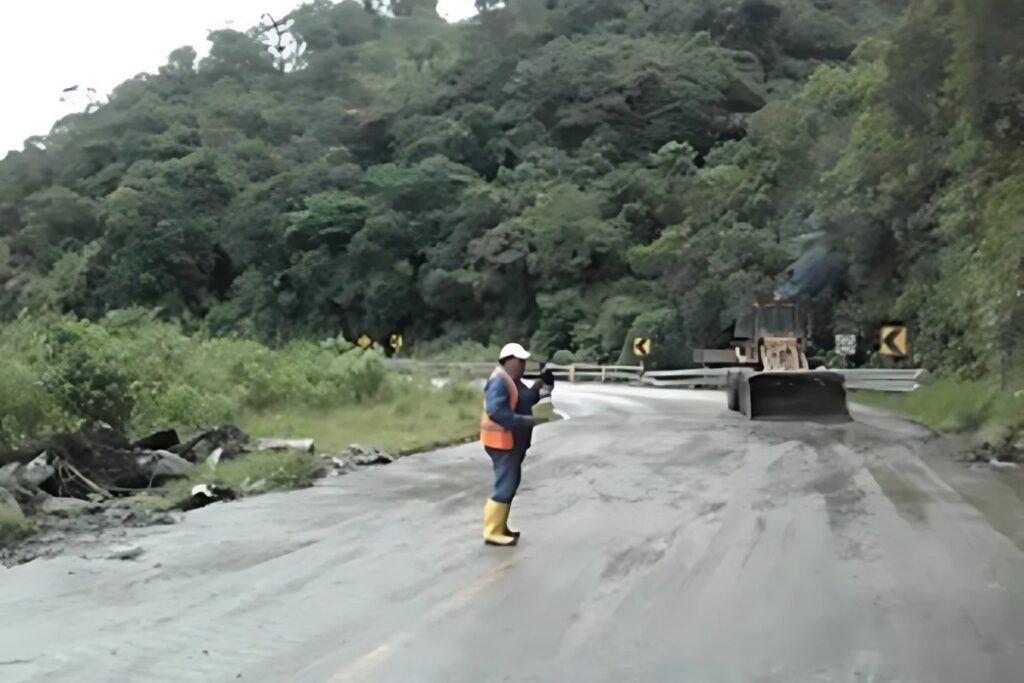 El MTOP informó que el cierre de la vía Papallacta - Baeza se mantiene.