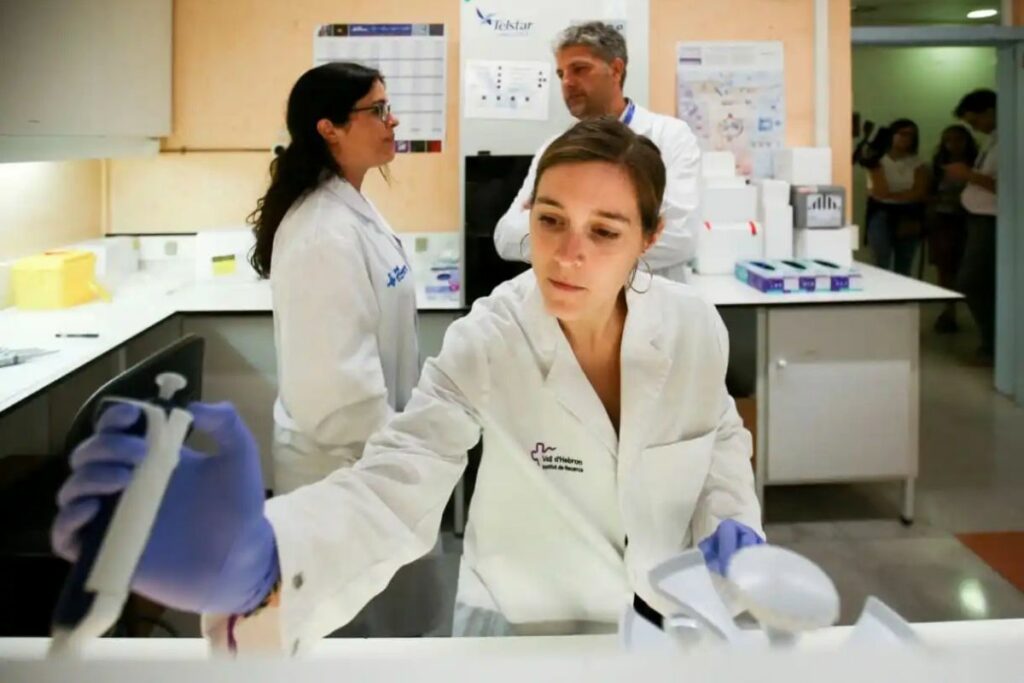 Investigadores del laboratorio de VIH del Instituto de Recerca, en una fotografía de archivo.