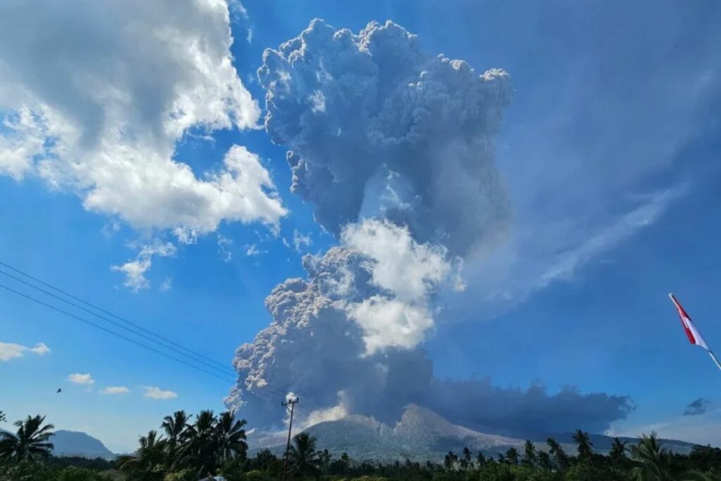 El volcán Lewotobi Laki-Laki de Indonesia registra su mayor erupción desde 2023.
