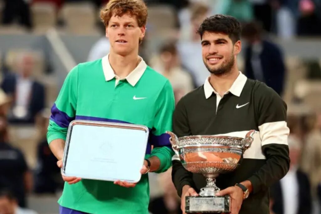 Jannik Sinner (i) y Carlos Alcaraz luego de la final de Roland Garros 2025.