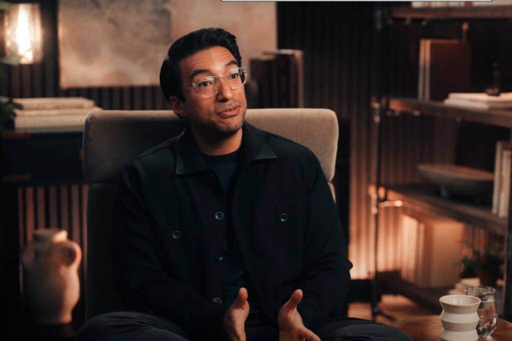Yung Pueblo durante una entrevista con André Duqum en el canal de YouTube, titulada Reflections on Awakening & Becoming a Presence of Love.