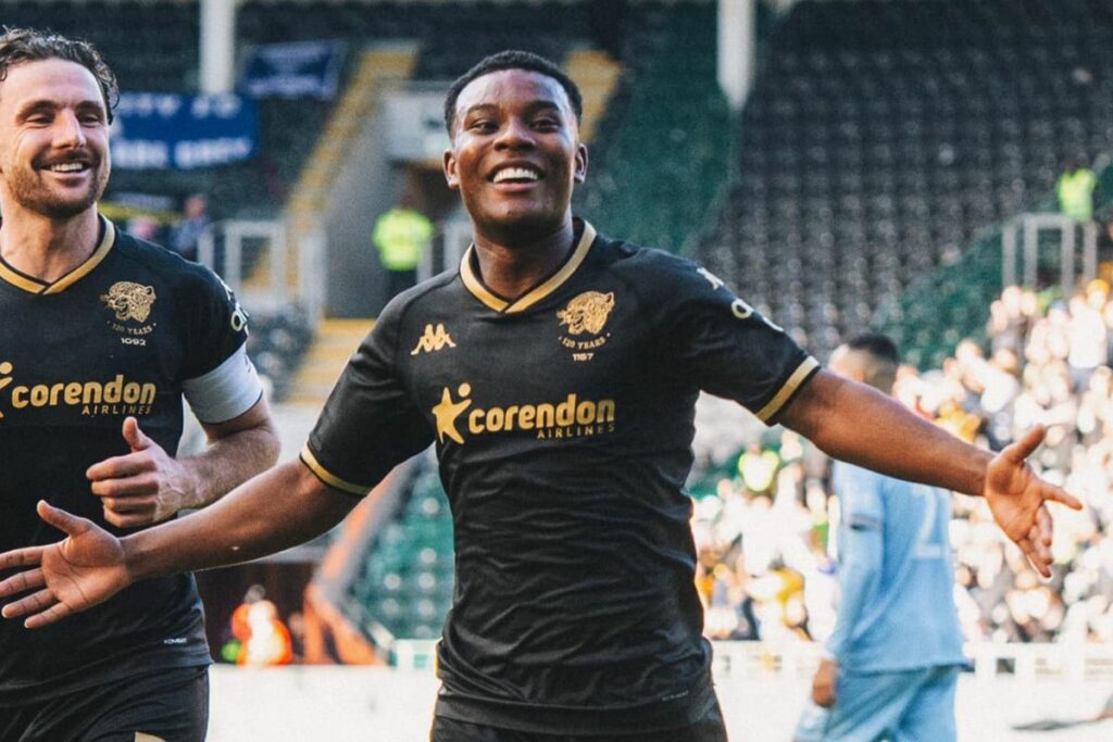 Óscar Zambrano celebra el único gol marcado con el Hull City en el 2024.