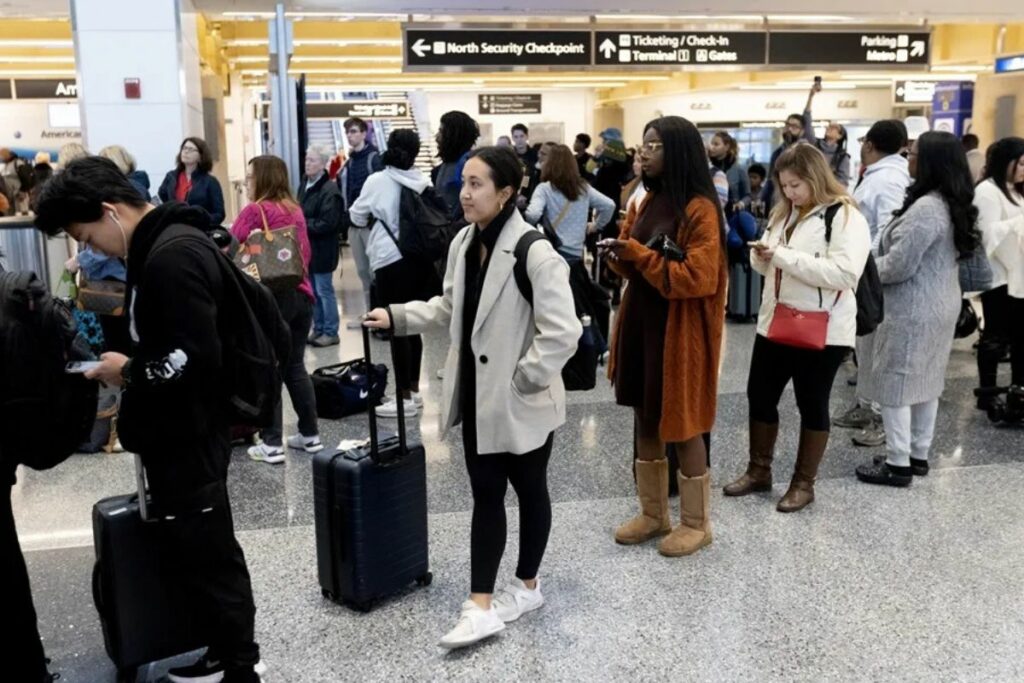Fotografía de archivo de personas que hacen fila para pasar por el control de seguridad de un aeropuerto de EE.UU., donde hasta ahora había que quitarse los zapatos.