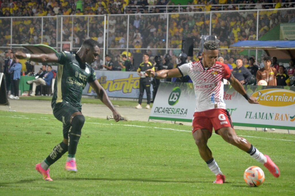 Pedro Pablo Velasco de Orense (izq.) marca a Jandry Gómez (der.) de Barcelona SC.