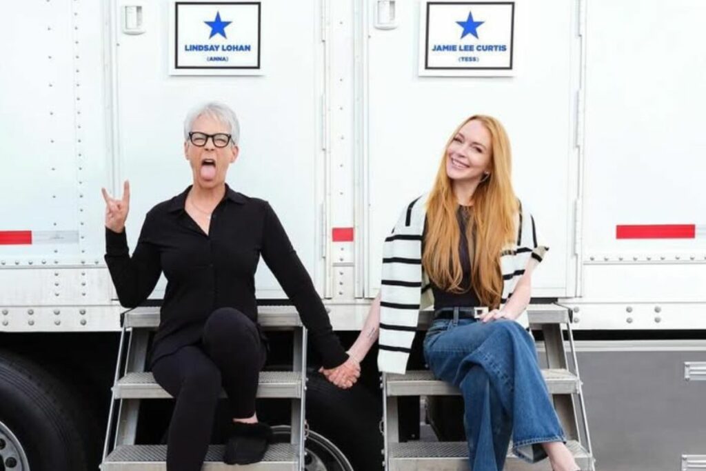 Jamie Lee Curtis y Lohan promocionan con esta foto su regreso en la secuela de 'Freaky Friday'.