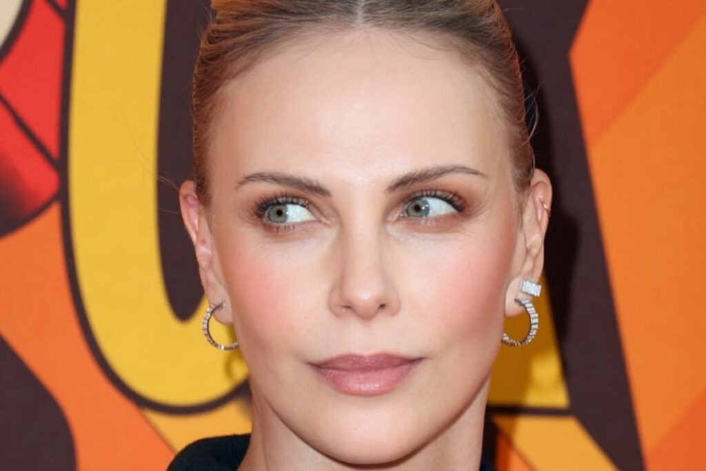 Más allá de la fama y el glamour de Charlize Theron, hay una historia que pocas personas conocen.