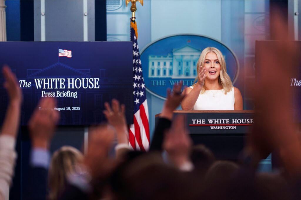 Karoline Leavitt, portavoz de la Casa Blanca, durante la rueda de prensa.