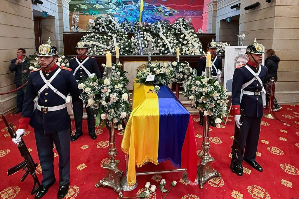 Funeral de Miguel Uribe Turbay en Colombia, símbolo de la persistente violencia política y magnicidios sin resolver en Latinoamérica.