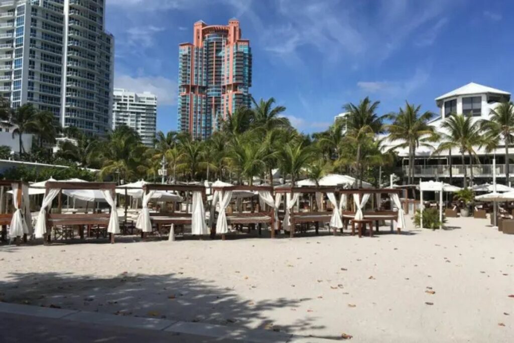 Vista del rincón de Nikki Beach totalmente vacío debido al coronavirus, en Miami Beach, Florida.