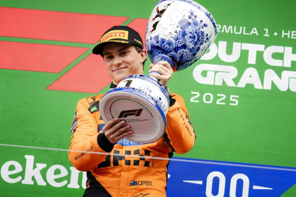Oscar Piastri levante su trofeo tras ganar el Gran Premio de Países Bajos en la Fórmula 1.