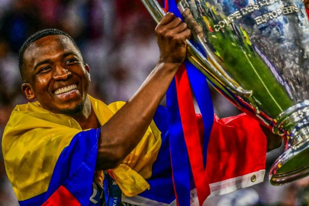 Willian Pacho fue figura en la Champions League, pero no lo nominaron al Balón de Oro.