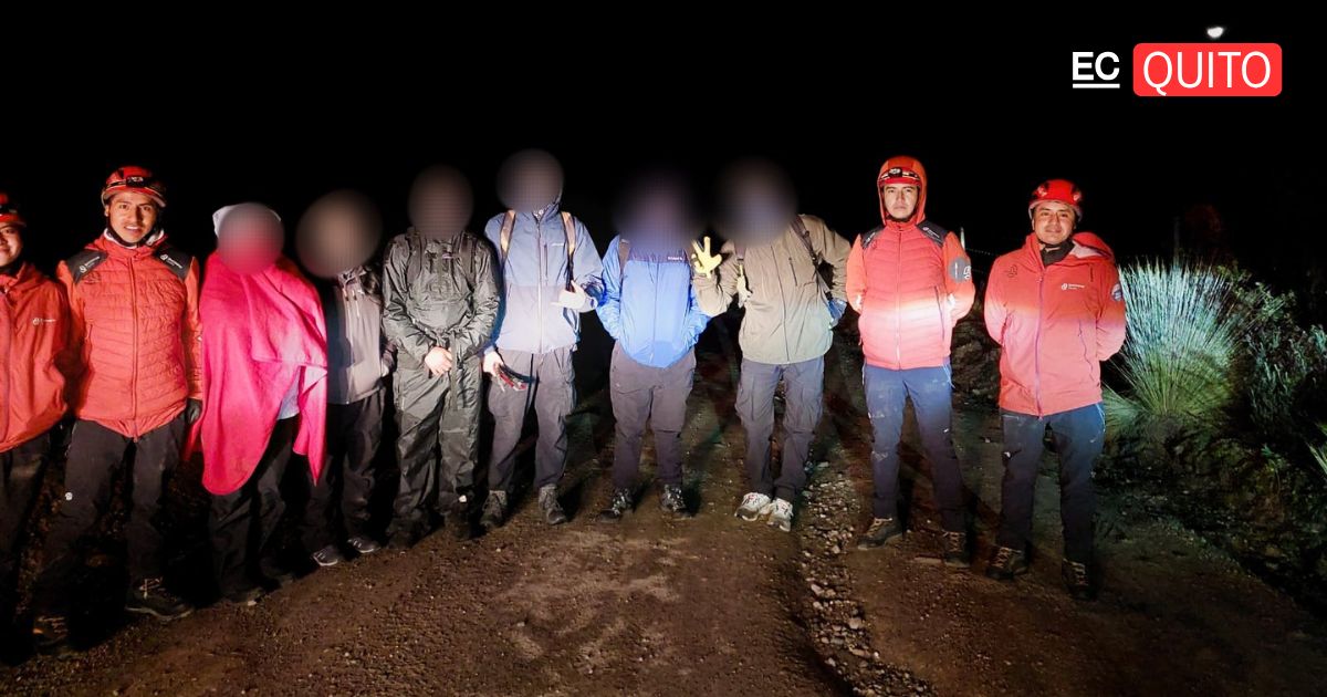 Bomberos hallan a seis excursionistas perdidos en una montaña de Quito, así fue el rescate