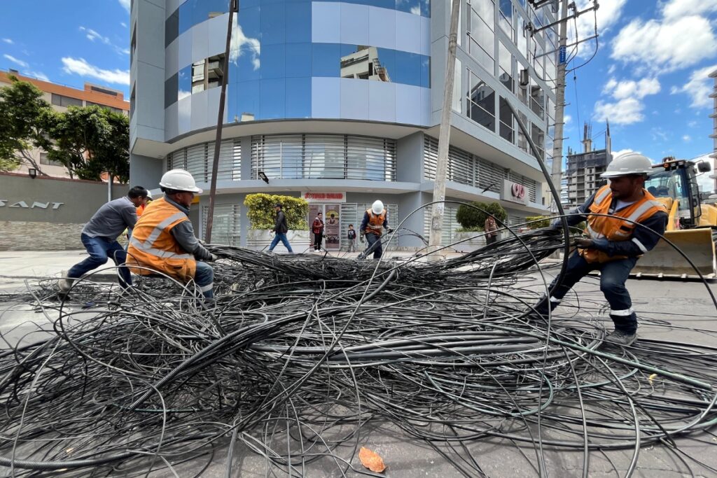Quito ejecuta seis proyectos de soterramiento de cables - El Comercio