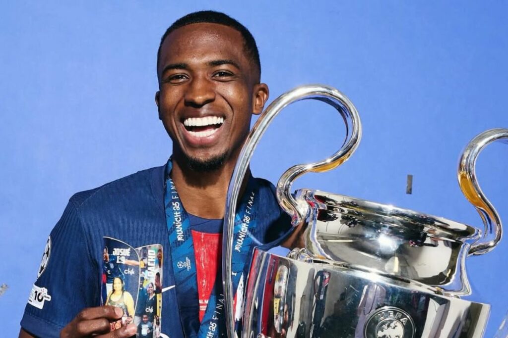 Willian Pacho, defensa ecuatoriano del PSG. con el título de la UEFA Champions League.