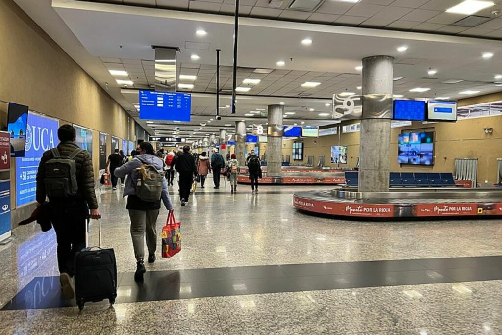 Personas en el Aeroparque Jorge Newbery, en una imagen de archivo.