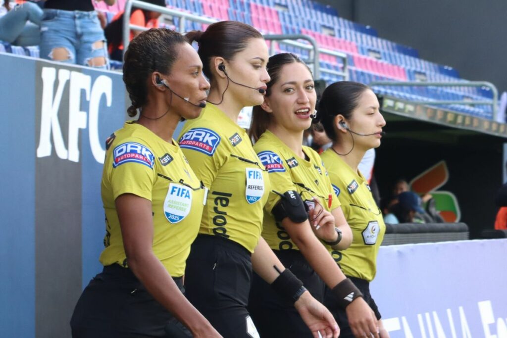 Cuarteto arbitral en la previa de un partido de la Superliga Femenina 2025.