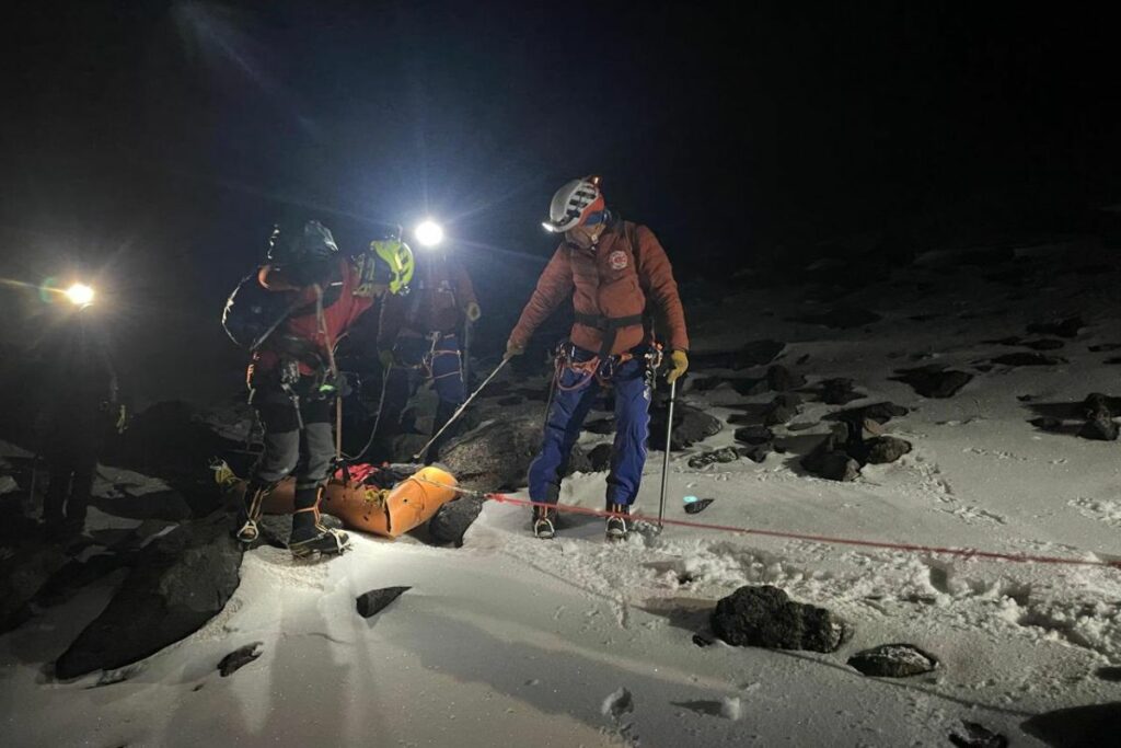 Cuerpo de Bomberos de Cayambe rescató el cuerpo de extranjero que murió en el nevado Cayambe.