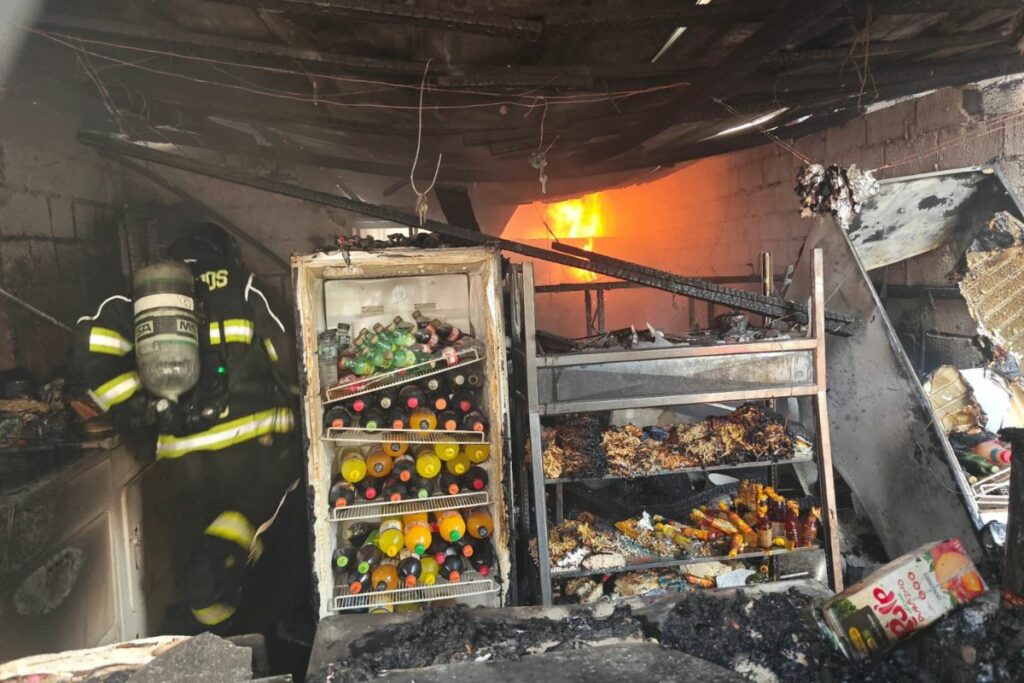 Ese incendio movilizó a los bomberos de Quito. Foto: Cortesía Cuerpo de Bomberos.